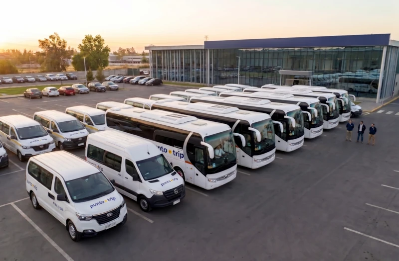 Flota de transporte de personal en Santiago con vans, minibuses y buses